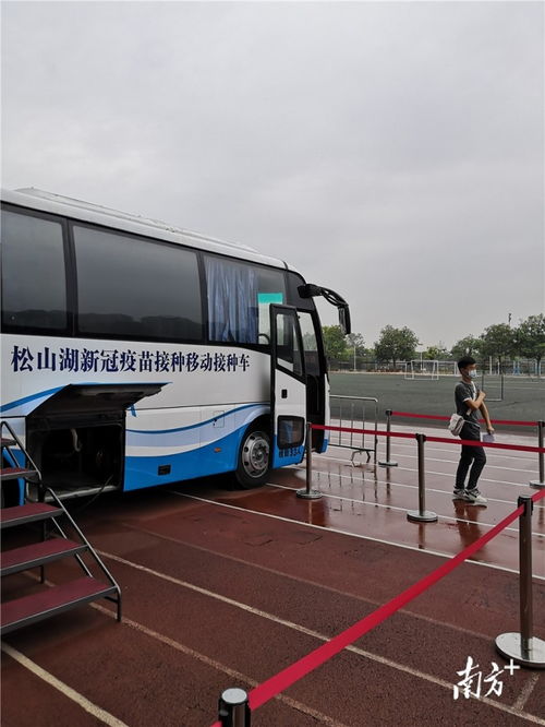 東莞啟用移動疫苗車與移動CT車，開啟高效便民健康服務新模式